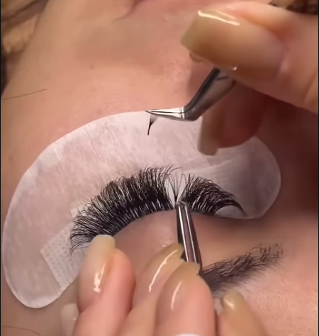 Extension de Cils : Volume Hybride